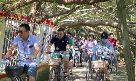 Du khách đạp xe đi thăm cây Gừa di sản.