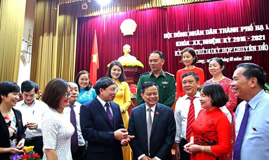 Bí thư tỉnh ủy Nguyễn Xuân Ký trò chuyện với các đại biểu HĐND TP.Hạ Long