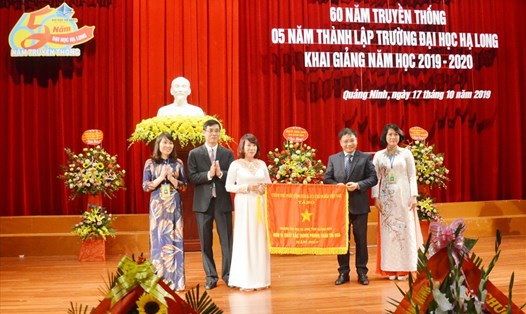 Lãnh đạo trường ĐH Hạ Long nhận cờ thi đua của Chính phủ