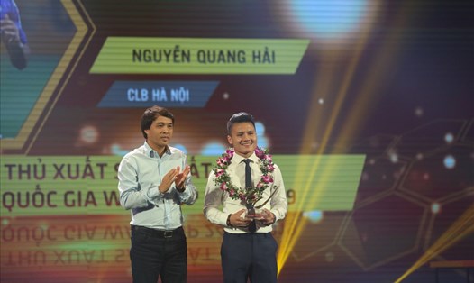 Quang Hải nhận giải thưởng cầu thủ xuất sắc nhất V.League 2019. Ảnh: Hoài Thu