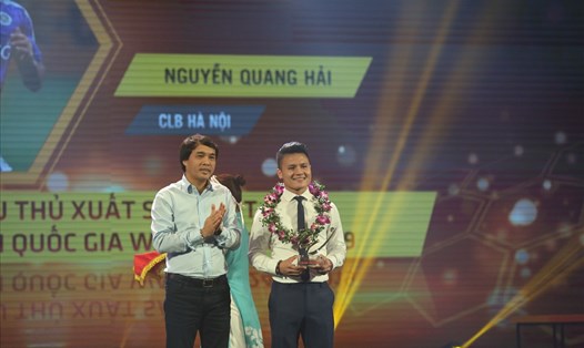 Tiền đạo Nguyễn Quang Hải giành danh hiệu cầu thủ xuất sắc nhất mùa giải V.League 2019. Ảnh: HOÀI THU