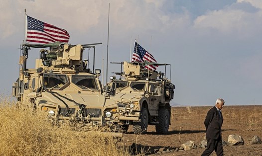 Xe quân sự của Mỹ tuần tra tại thị trấn Qahtaniyah, gần biên giới Syria-Thổ Nhĩ Kỳ ngày 31.10.2019. Ảnh: AFP