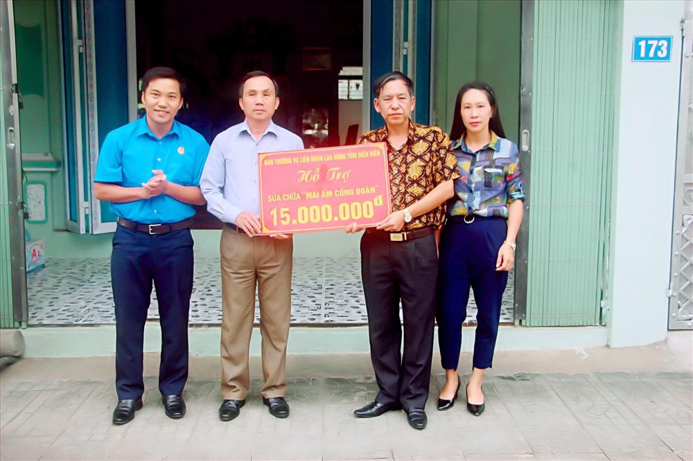 Đại diện lãnh đạo Thị xã Mường Lay và LĐLĐ Thị xã Mường Lay trao hỗ trợ cho gia đình đình đoàn viên. Ảnh: P.H