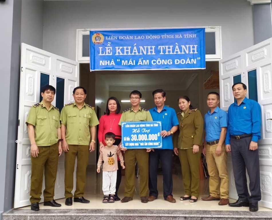 Đồng chí Nguyễn Văn Trọng - Phó chủ tịch LĐLĐ tỉnh Hà Tĩnh trao hỗ trợ làm nhà mái ấm công đoàn cho anh Toại. Ảnh: CĐ