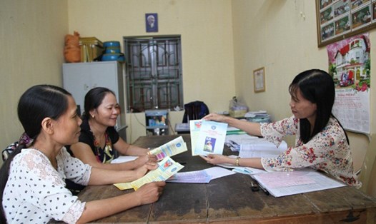 Các hộ dân trong tỉnh Thái Bình đang chia sẻ thông tin liên quan đến quyền lợi khi tham gia BHXH tự nguyện. Ảnh: THÁI DƯƠNG