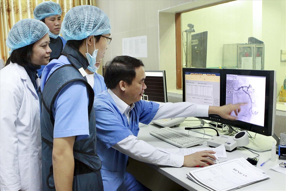 PGS Phạm Mạnh Hùng hướng dẫn Khoa Tim mạch- BVĐK tỉnh Ninh Bình trong chương trình đào tạo về Tim mạch can thiệp. Ảnh: BVCC