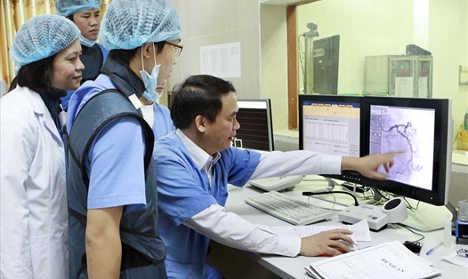 PGS Phạm Mạnh Hùng hướng dẫn Khoa Tim mạch- BVĐK tỉnh Ninh Bình trong chương trình đào tạo về Tim mạch can thiệp. Ảnh: BVCC