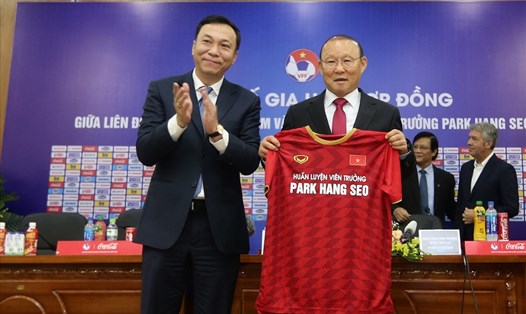 Phó chủ tịch VFF Trần Quốc Tuấn trao áo thi đấu cho ông Park. Ảnh: Hải Đăng