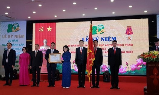 Phó Chủ tịch Nước Đặng Thị Ngọc Thịnh trao tặng Huân chương Lao động hạng Nhất cho tập thể Cục An toàn thực phẩm.