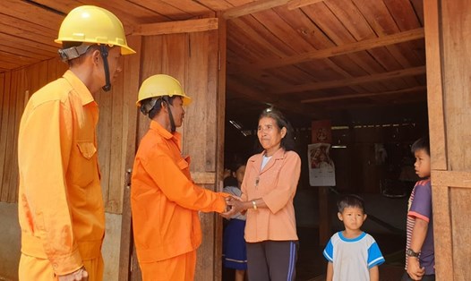 Cty Điện lực Đắk Lắk thăm và sửa chữa điện cho người dân  nghèo.