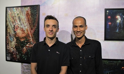 Nhiếp ảnh gia Joseph Gobin (trái) và họa sĩ/nhiếp ảnh gia Nguyễn Phương. Ảnh: L.Q.V