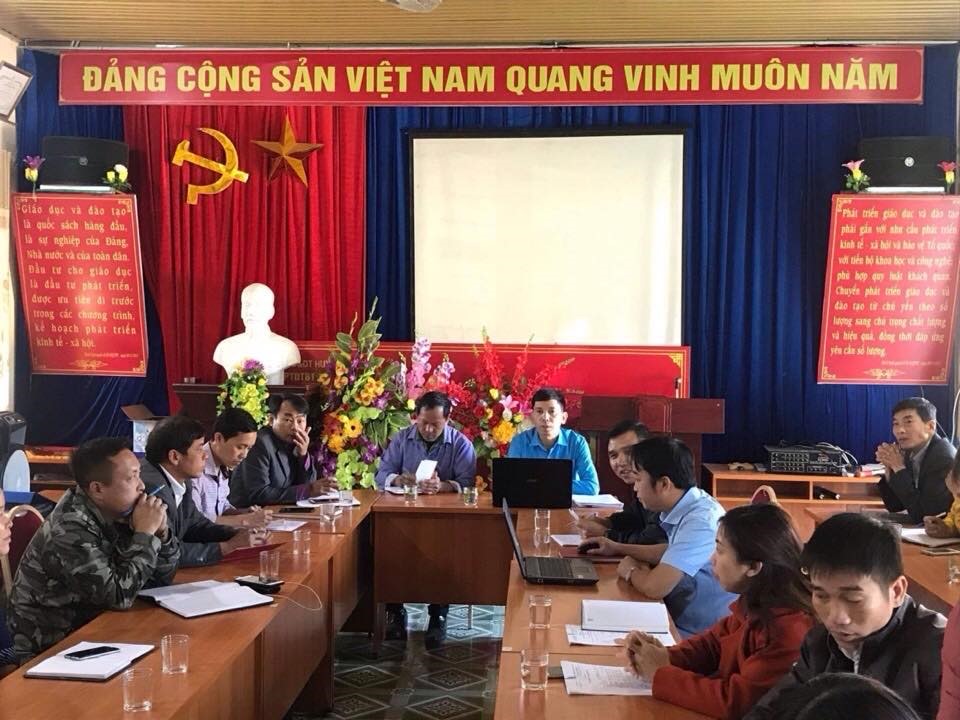 Đoàn kiểm tra và đại diện lãnh đạo cấp ủy, chính quyền nghe CĐCS báo cáo kết quả tự kiểm tra việc thực hiện Điều lệ Công đoàn Việt Nam. Ảnh: Ngọc Nhưng