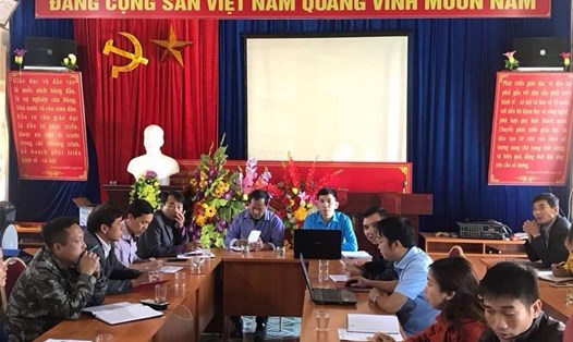 Đoàn kiểm tra và đại diện lãnh đạo cấp ủy, chính quyền nghe CĐCS báo cáo kết quả tự kiểm tra việc thực hiện Điều lệ Công đoàn Việt Nam. Ảnh: Ngọc Nhưng