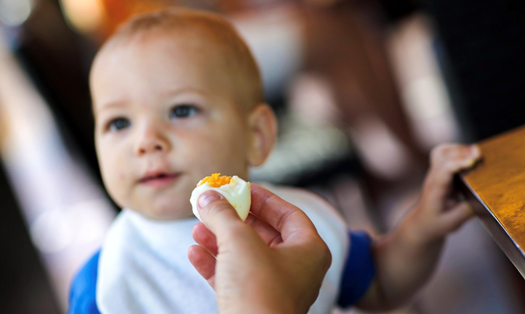 Nên thận trọng khi cho trẻ dưới 1 tuổi ăn trứng. Ảnh: Healthline.
