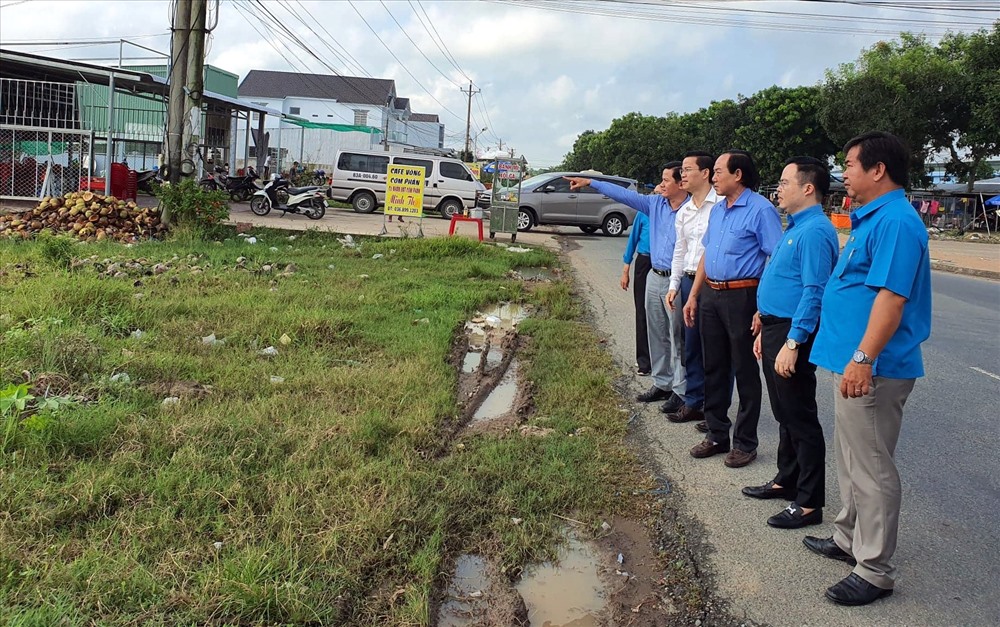 Kiểm tra thực địa khu đất xây dựng Thiết chế Công đoàn tại KCN An Nghiệp, Sóc Trăng (ảnh Nhật Hồ)