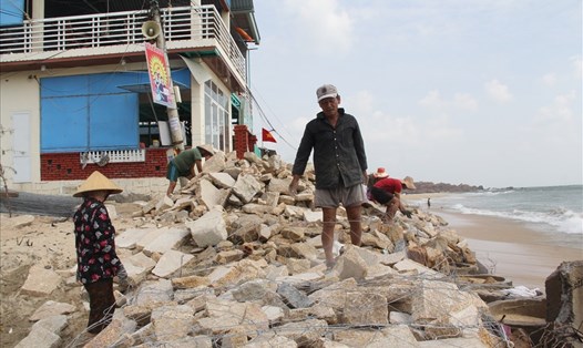Người dân khẩn trương sửa chữa là kè biển Nhơn Hải.