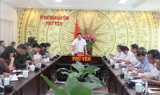 Phó Chủ tịch UBND tỉnh Phú Yên Trần Hữu Thế họp với các cơ quan chức năng triển khai ứng phó với bão số 6 Nakri. Ảnh: TTXVN