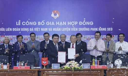 HLV Park Hang-seo sẽ gắn bó với bóng đá Việt Nam thêm 3 năm nữa. Ảnh: H.A