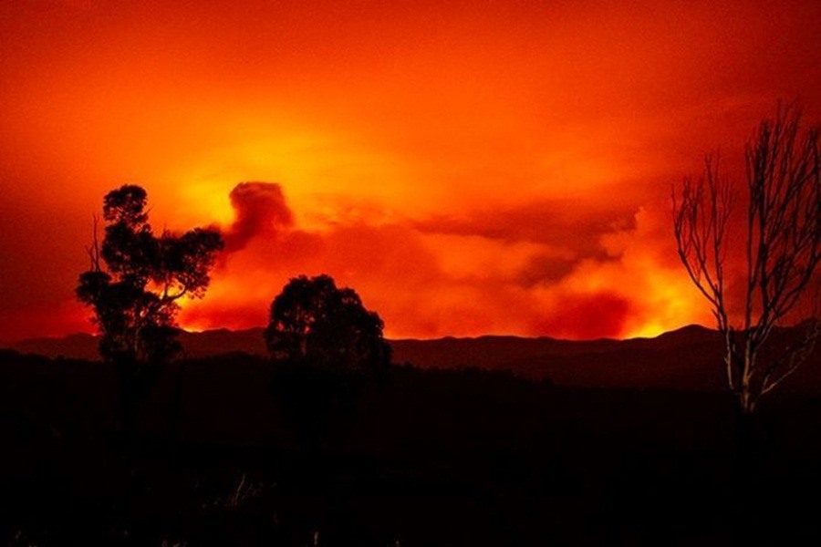 Bầu trời chuyển sang sắc cam do cháy rừng liên tiếp. Ảnh: ABC.