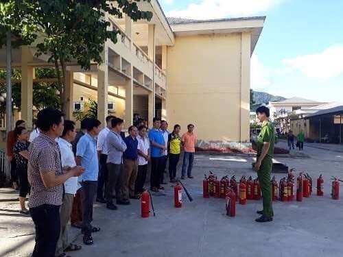 Cảnh sát phòng cháy chữa cháy hướng dẫn đoàn viên, cán bộ công đoàn cách PCCC. Ảnh: N.N