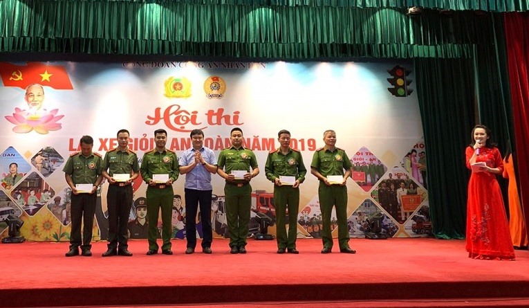 Ban tổ chức trao phần thưởng cho các đội đạt thành tích cao trong Hội thi. Ảnh: Trần Dịu