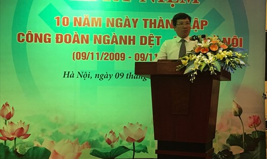 Ông Hoàng Thanh Sơn - Chủ tịch Công đoàn Dệt - may Hà Nội báo cáo kết quả 10 năm hoạt động