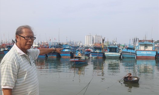 Ngư dân Mai Thành Phúc bên con tàu NĐ 67 nằm bờ 3 tháng nay tại cảng cá Hòn Rớ, Nha Trang, Khánh Hòa.

Ảnh: THANH THÚY