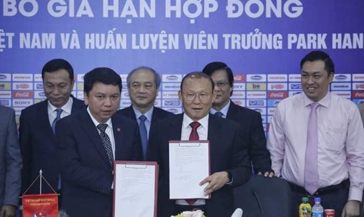 HLV Park Hang-seo tái ký hợp đồng 3 năm. Ảnh: H.A