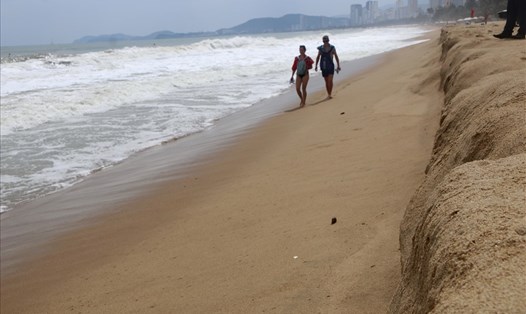 Bức tường cát chạy dài cả km xuất hiện trên bờ biển Nha Trang trước bão số 6. Ảnh: Phương Linh