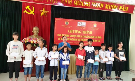 Đại diện lãnh đạo LĐLĐ tỉnh Hà Nam trao học bổng tới các học sinh.