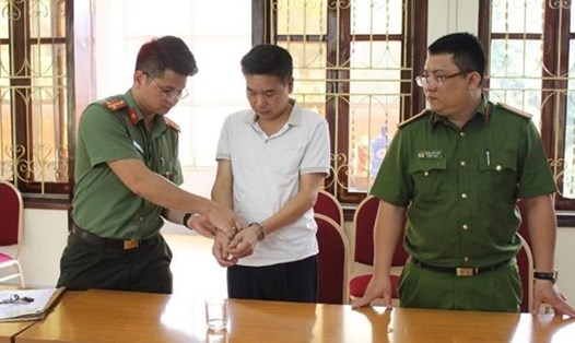 Cơ quan An ninh điều tra ra lệnh bắt bị can để tạm giam đối với Trần Xuân Yến, nguyên Phó Giám đốc Sở GDĐT tỉnh Sơn La (Ảnh: BCA)