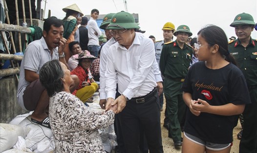 Phó Thủ tướng Trịnh Đình Dũng thăm hỏi người dân tại xã Nhơn Hải. Ảnh: N.T