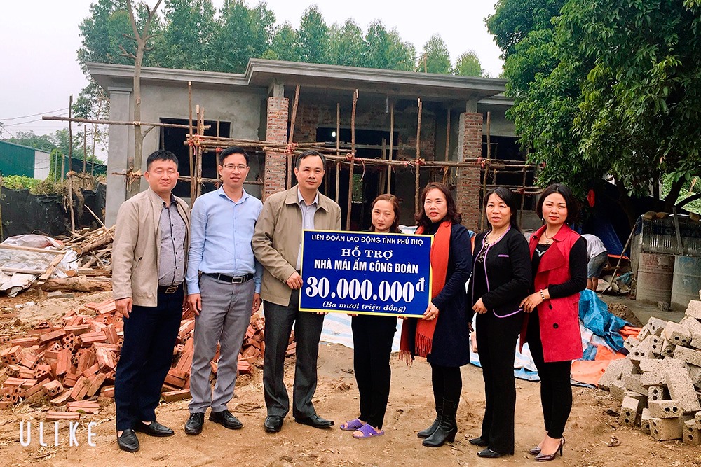 Lãnh đạo LĐLĐ tỉnh trao hỗ trợ "Mái ấm công đoàn” cho đoàn viên Ngô Minh Huệ