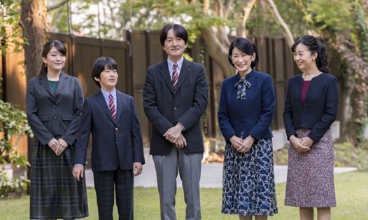 Gia đình Thái tử Akishino - Công nương Kiko. Từ trái qua phải: Công chúa Mako, Hoàng tử Hisahito,  Thái tử Akishino, Công nương Kiko và Công chúa Kako. Ảnh: AP.