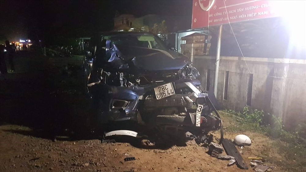 Chiếc xe biến dạng sau khi tài xế điều khiển xe tung hàng loạt người thương vong. Ảnh:Phước Tín