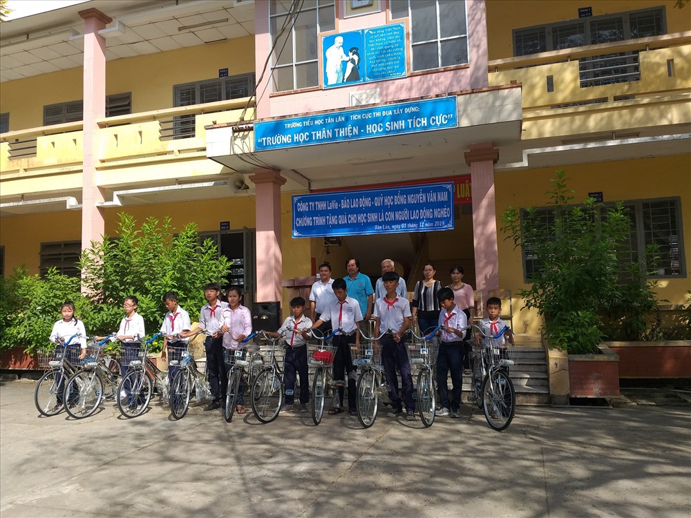 Trao xe đạp cho các học sinh nghèo. Ảnh: K.Q