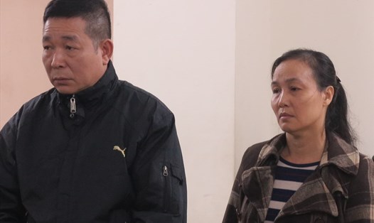 Vợ chồng ông Thanh tại phiên tòa sơ thẩm.