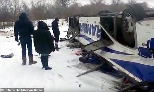 Xe buýt gặp nạn bị lật úp ở Siberia. Ảnh: Siberia Times.