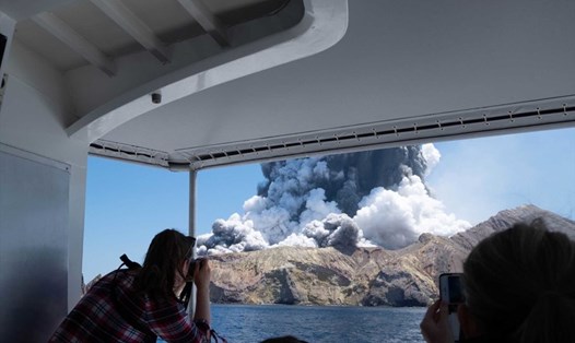 Núi lửa Đảo Trắng phun trào. Ảnh: CNN.