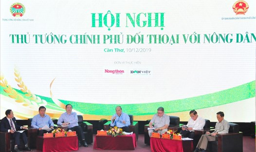 Thủ tướng Chính phủ Nguyễn Xuân Phúc chủ trì hội nghị đối thoại với nông dân. Ảnh: TR.L
