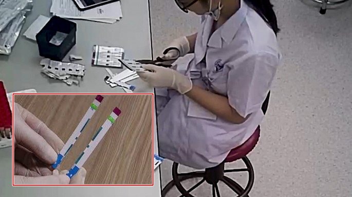 Nhân viên của khoa Vi sinh - Bệnh viện Đa khoa Xanh Pôn đang cắt đôi que thử để phục vụ trong xét nghiệm HIV và viêm gan B.