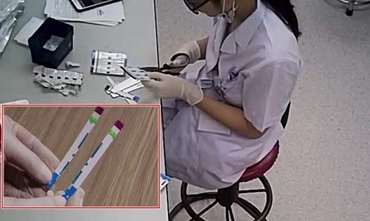 Nhân viên của khoa Vi sinh - Bệnh viện Đa khoa Xanh Pôn đang cắt đôi que thử để phục vụ trong xét nghiệm HIV và viêm gan B.