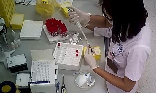Nhân viên y tế trộn mẫu máu của bệnh nhân vào với nhau. Ảnh: chụp màn hình từ phóng sự điều tra của VTV24