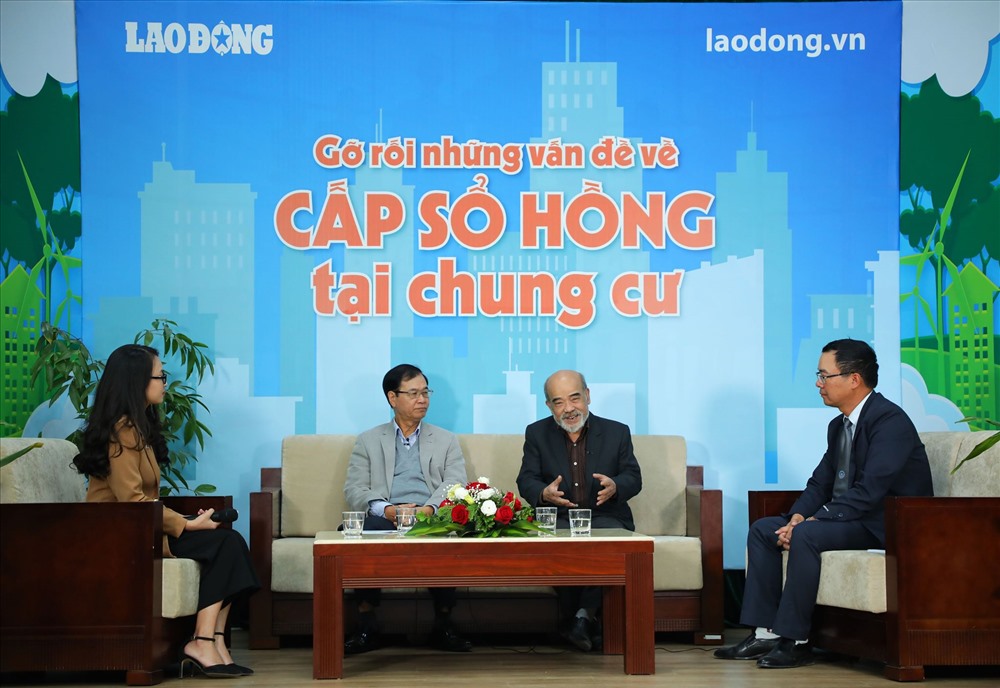 Các khách mời tham dự toạ đàm trực tuyến “Gỡ rối vấn đề về cấp sổ hồng chung cư". Ảnh: Tô Thế