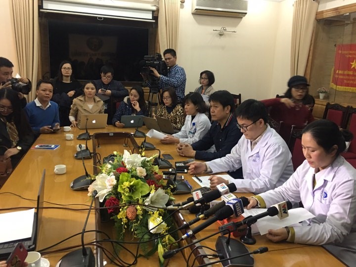 Phóng sự phản ánh của VTV24 về hành vi cắt đôi que xét nghiệm. Anh: VTV24.