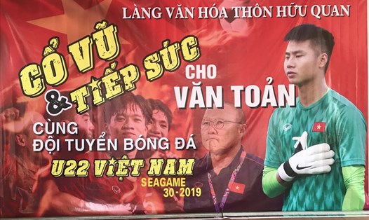 Tấm pa-nô lớn dựng giữa sân nhà thủ môn Văn Toản từ sáng 10.12 để cổ vũ đội tuyển U22 Việt Nam. Ảnh: Mai Dung