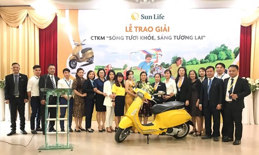 Khách hàng nhận Giải xe máy Vespa của chương trình "Sống tươi khỏe, Sáng tương lai"