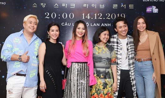 So Hyang cùng ekip thông tin về live concert đầu tiên chính thức của cô tại Việt Nam. Ảnh: Mr Bil