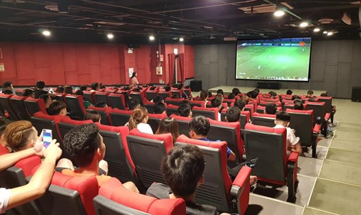 Nhân viên Cty Samsung sẽ được xem bóng đá và cổ vũ cho đội U22 Việt Nam tại rạp chiếu phim trong ký túc xá. Ảnh: H.A