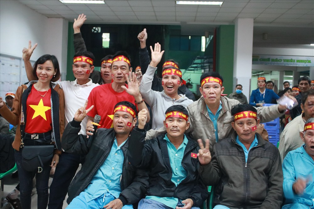 Bệnh nhân bệnh viện Đà Nẵng được mời xuống sảnh xem bóng đá, cổ vũ đội U22.